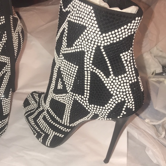 Authentic Giuseppe Zanotti Peep Toe Beaded and Crystal Booties - Picture 2 of 8